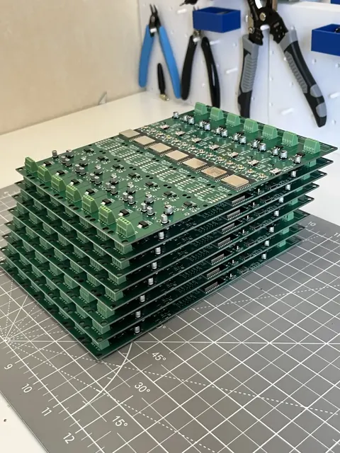 Serie de placas apiladas lista para entregar