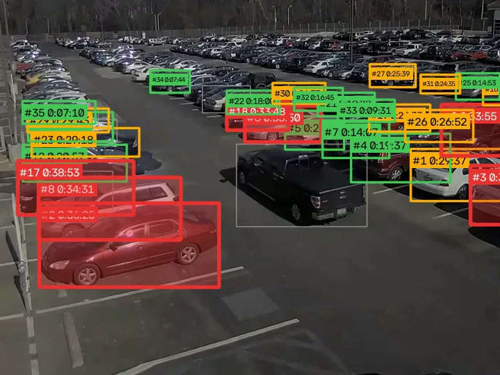 Cada coche aparcado con su cronómetro: verde, ámbar o rojo según el tiempo que lleva