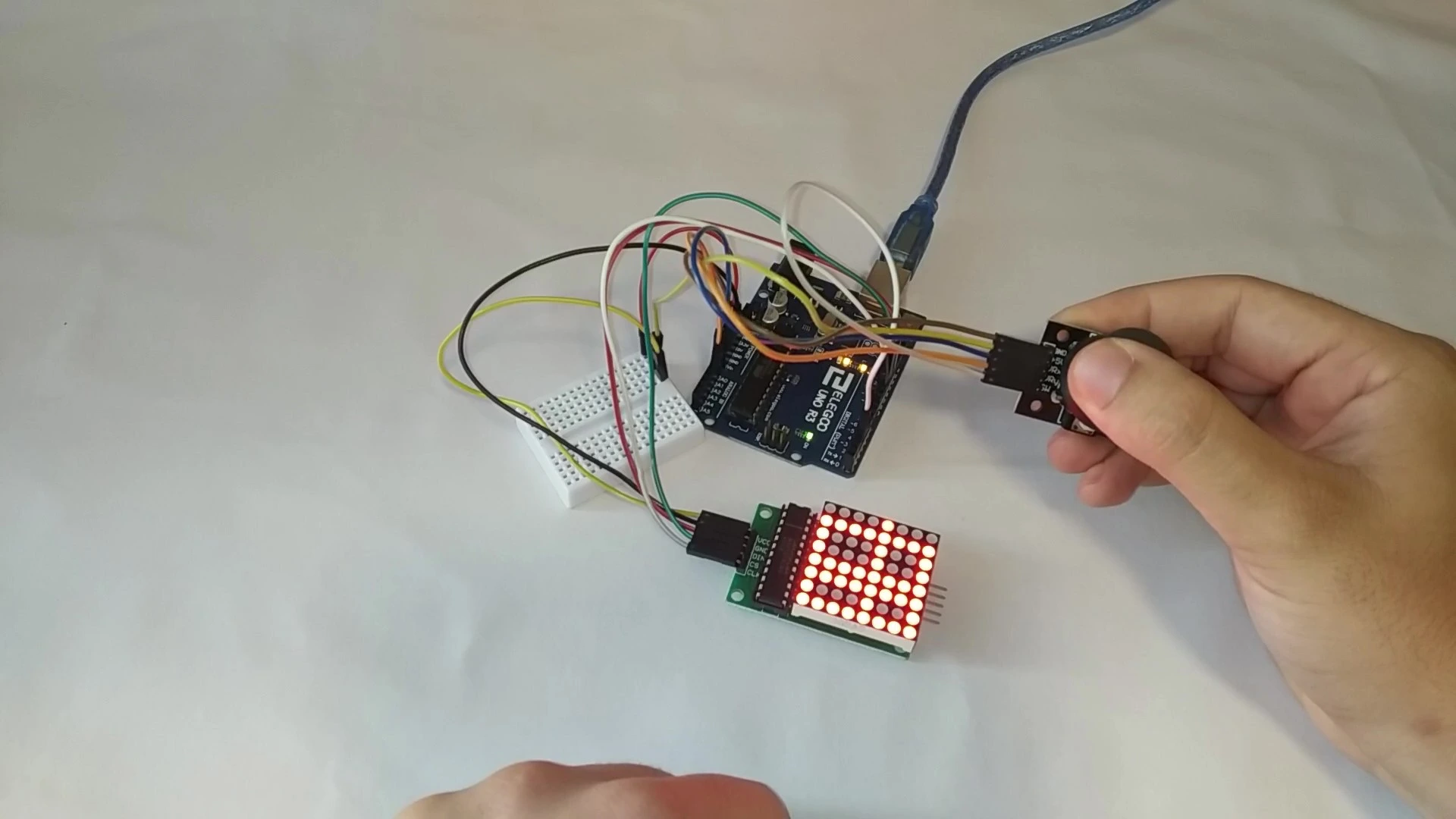 matriz led controlada con joystick con arduino