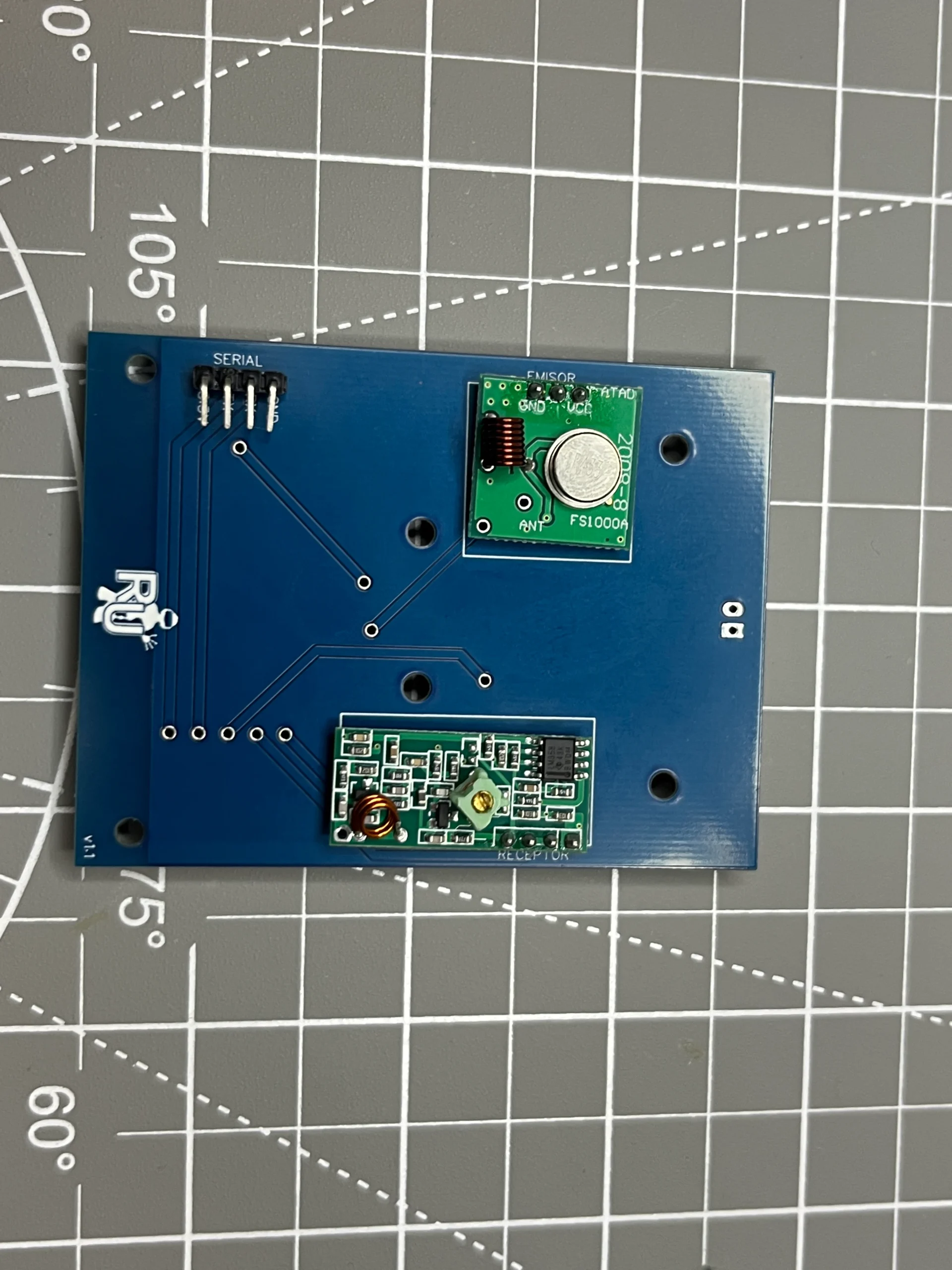 PCB a medida del sistema IoT de gesti&oacute;n de parkings, con microcontrolador y m&oacute;dulos de radio