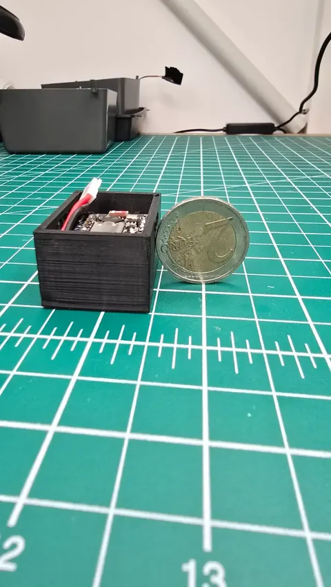 Prototipo electr&oacute;nico real de RobotUNO junto a una moneda, para ver su tama&ntilde;o