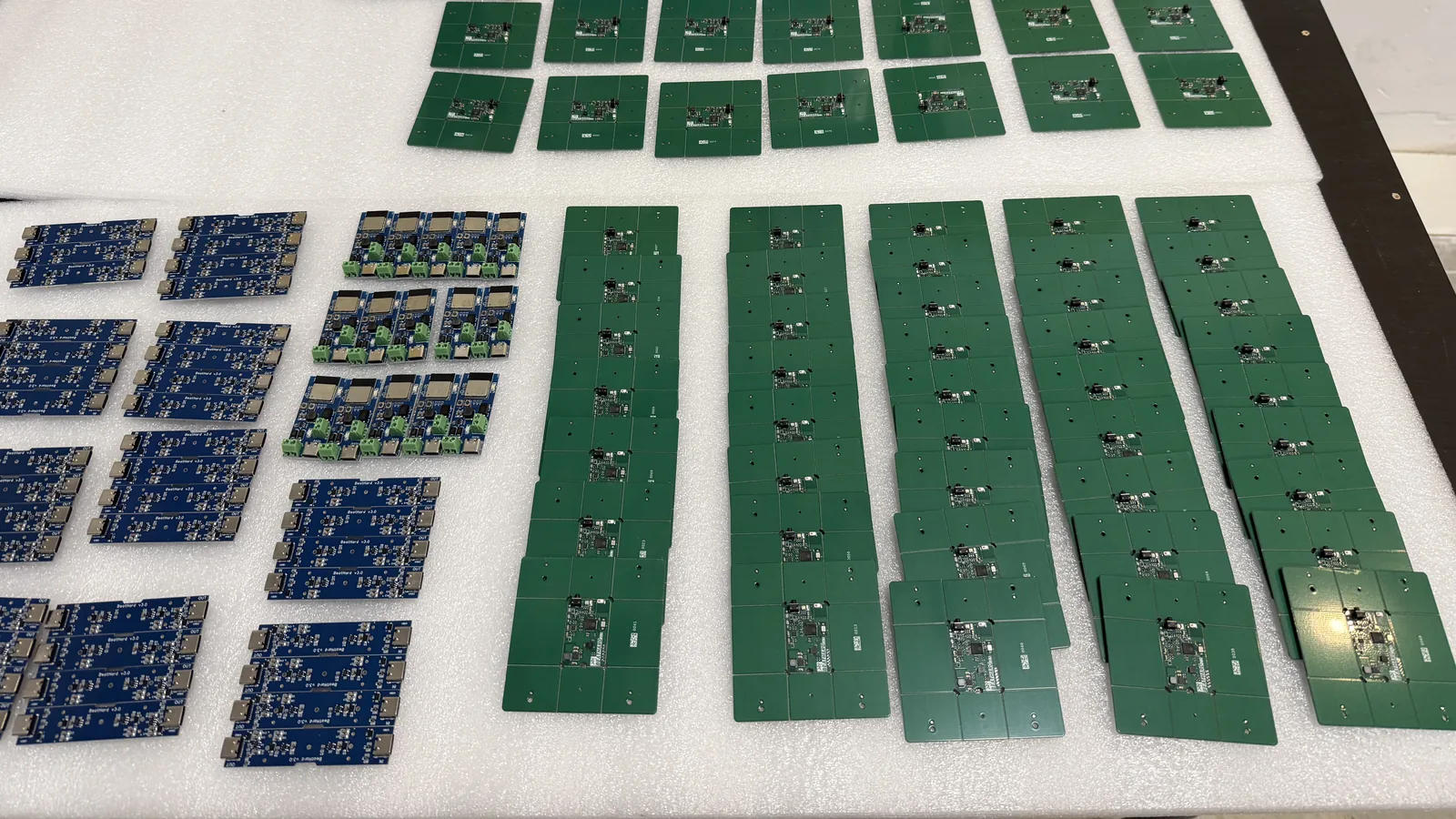 Tirada de placas electrónicas de proyectos de RobotUNO, ordenadas sobre espuma
