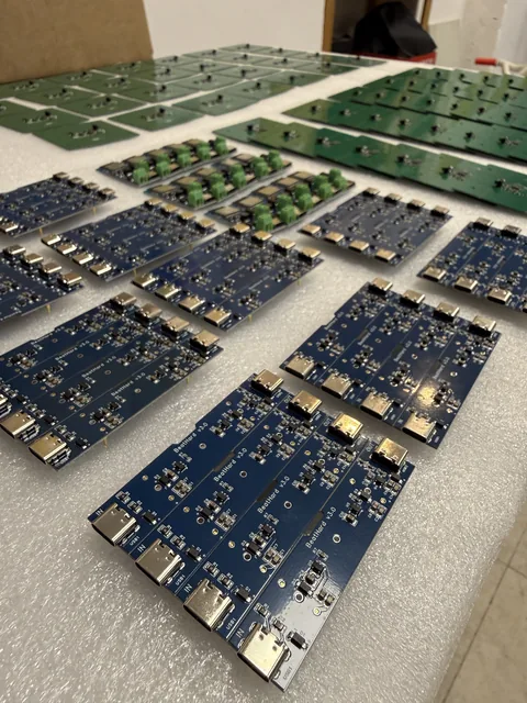 Lote de placas azules montadas