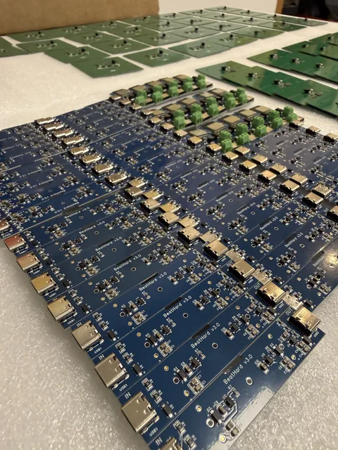 Lote de placas azules con conectores
