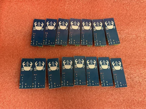 Tirada de placas peque&ntilde;as sobre la mesa
