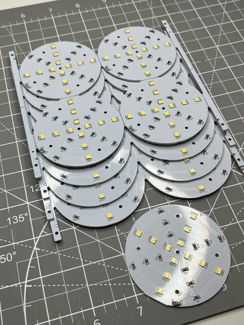 Placas LED de aluminio, antes y despu&eacute;s de montar