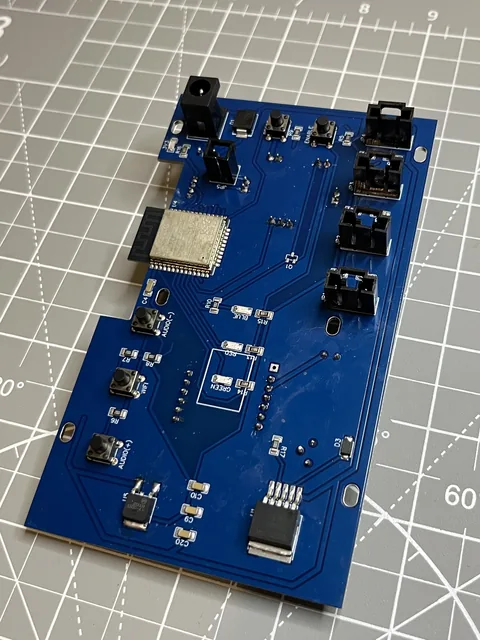 Placa azul con microcontrolador y conectores