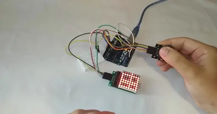 matriz led controlada con joystick con arduino